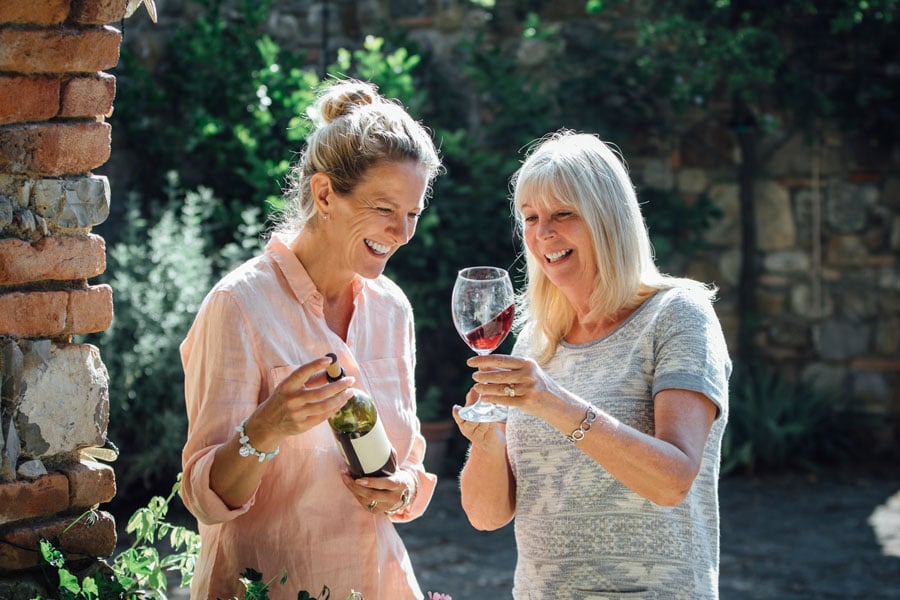 två kvinnor utomlands njuter av ett lokalt vin