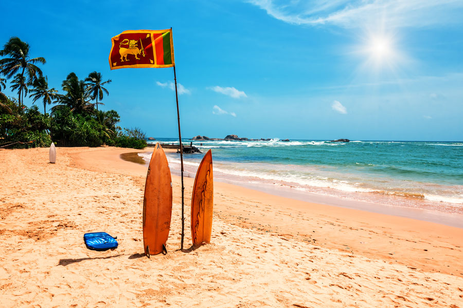 Strand med surfboards på Sri Lanka