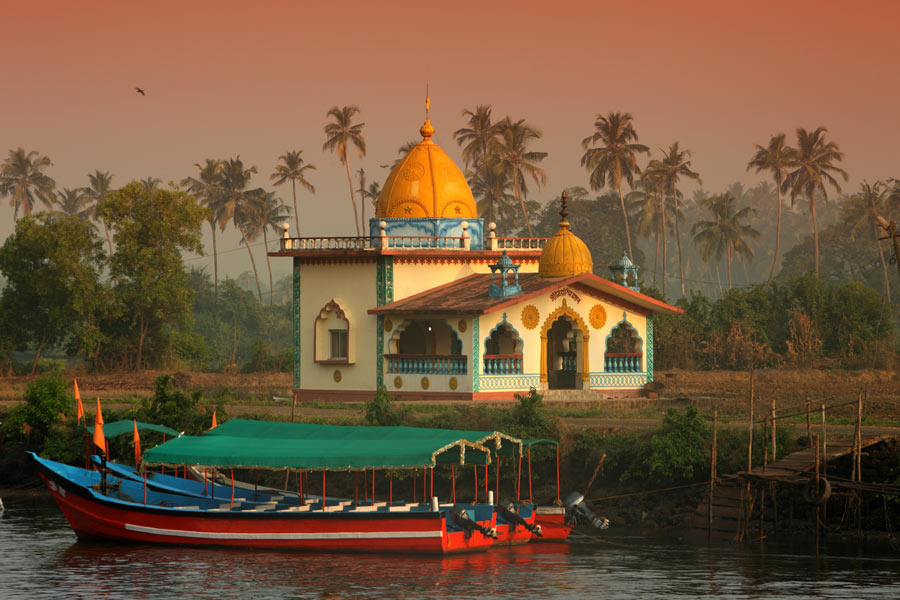 Tempel vid flod i Goa
